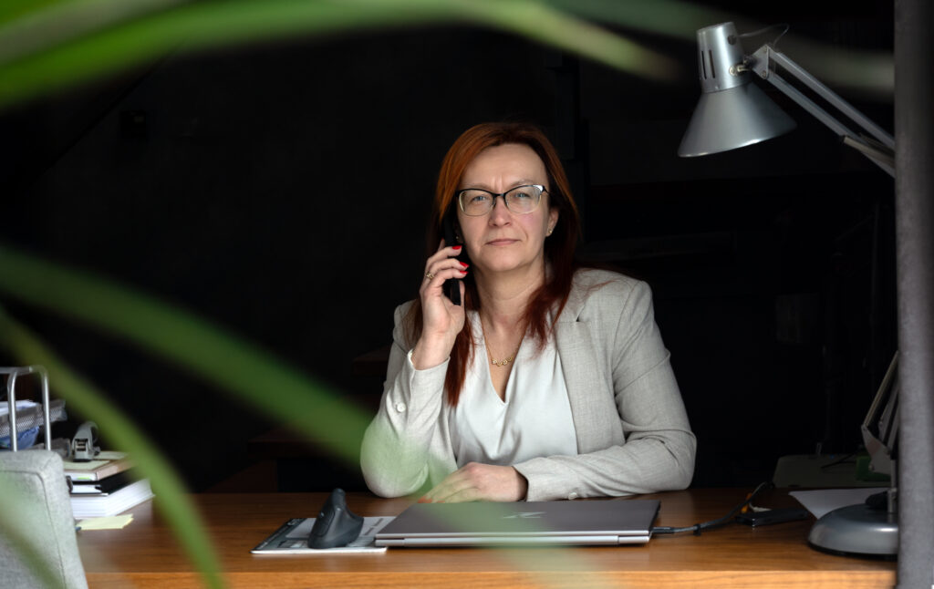 przy biurku z telefonem